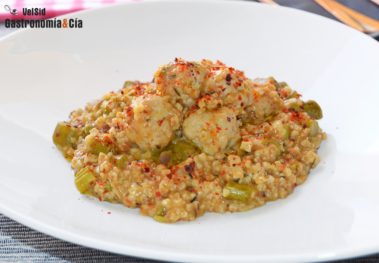 Bulgur de avena integral con albóndigas de pollo y espá