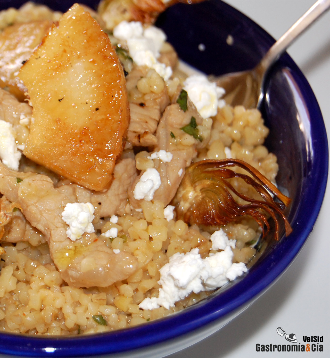Bulgur con lomo marinado, piña y chips de alcachofa