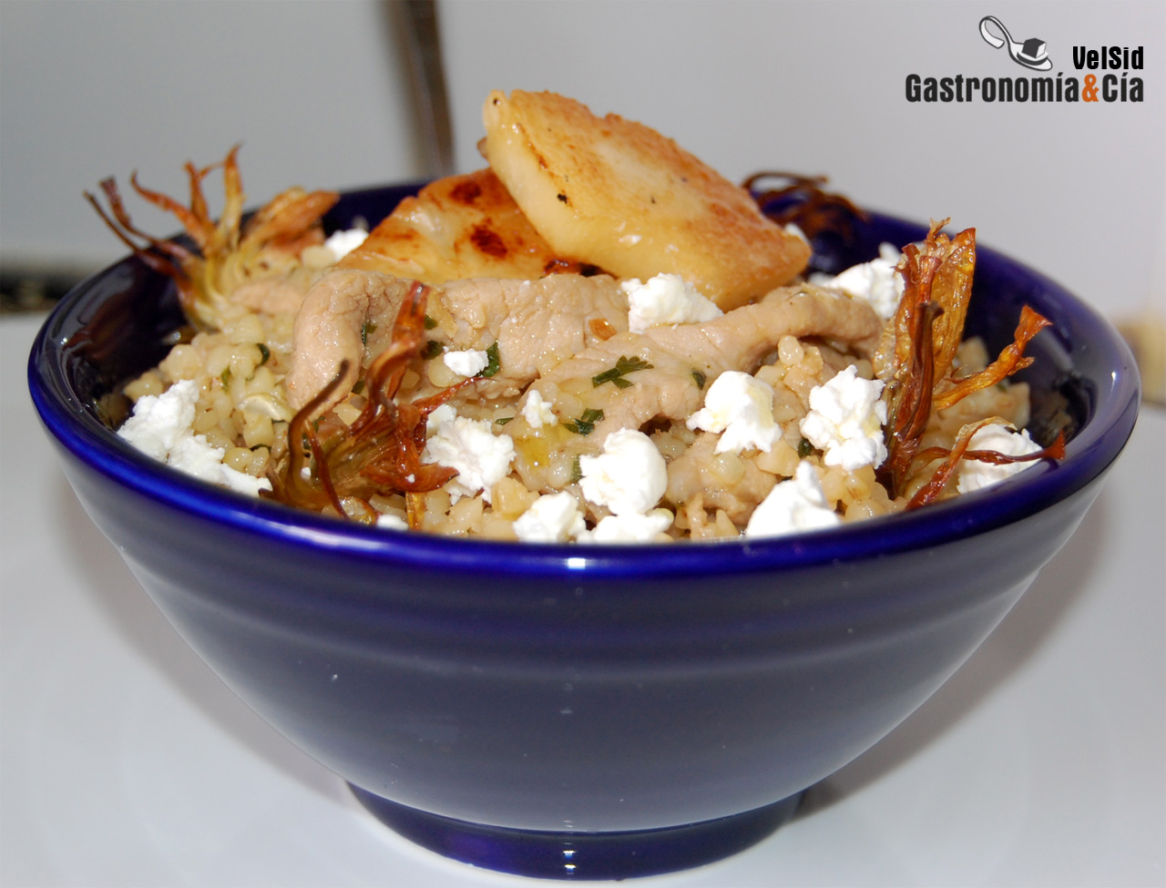 Bulgur con lomo marinado, piña y chips de alcachofa