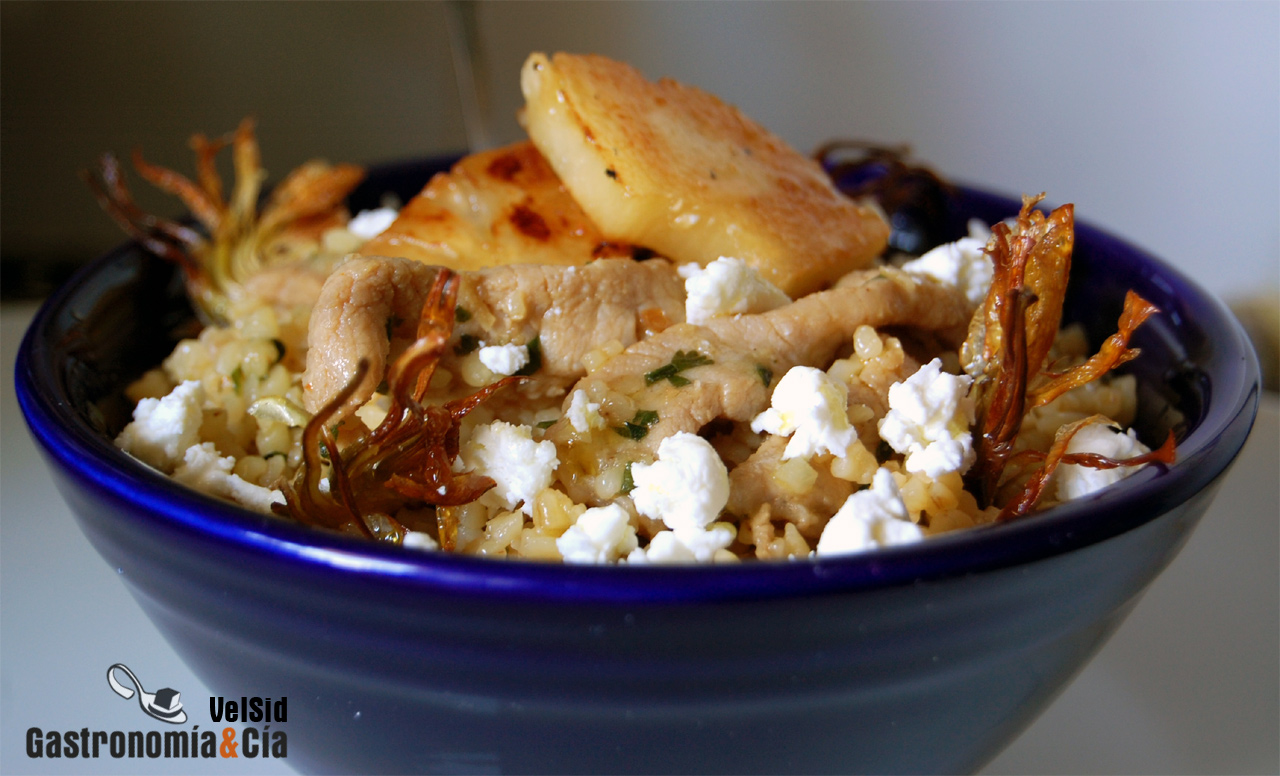Bulgur con lomo marinado, piña y chips de alcachofa