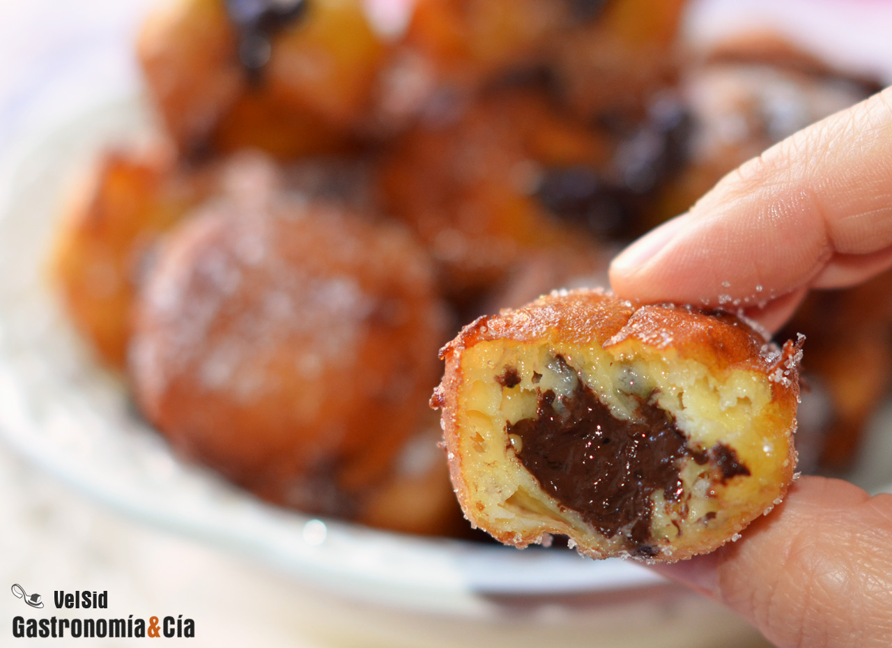 Buñuelos de viento rellenos de chocolate