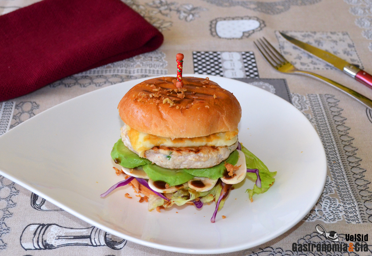 Hamburguesa de pollo a la parrilla con aguacate y queso