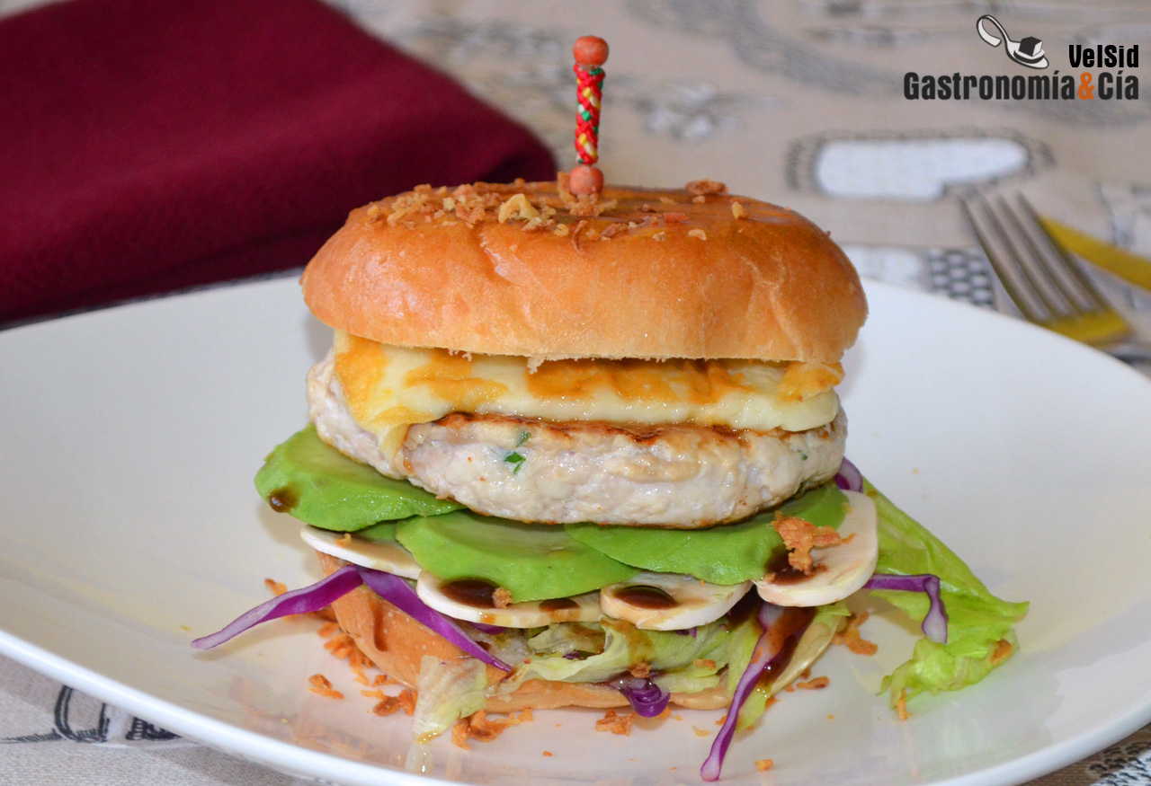 Hamburguesa de pollo a la parrilla con aguacate y queso