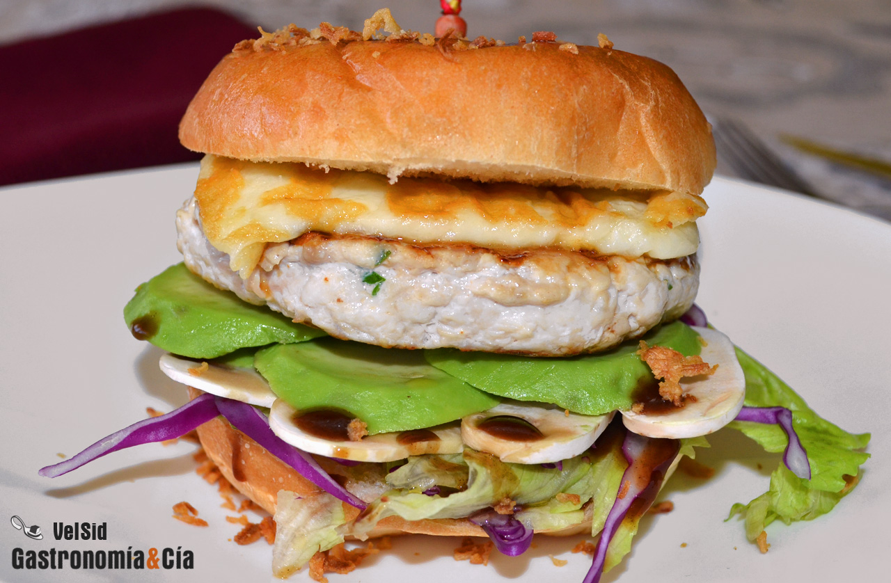 Hamburguesa de pollo a la parrilla con aguacate y queso