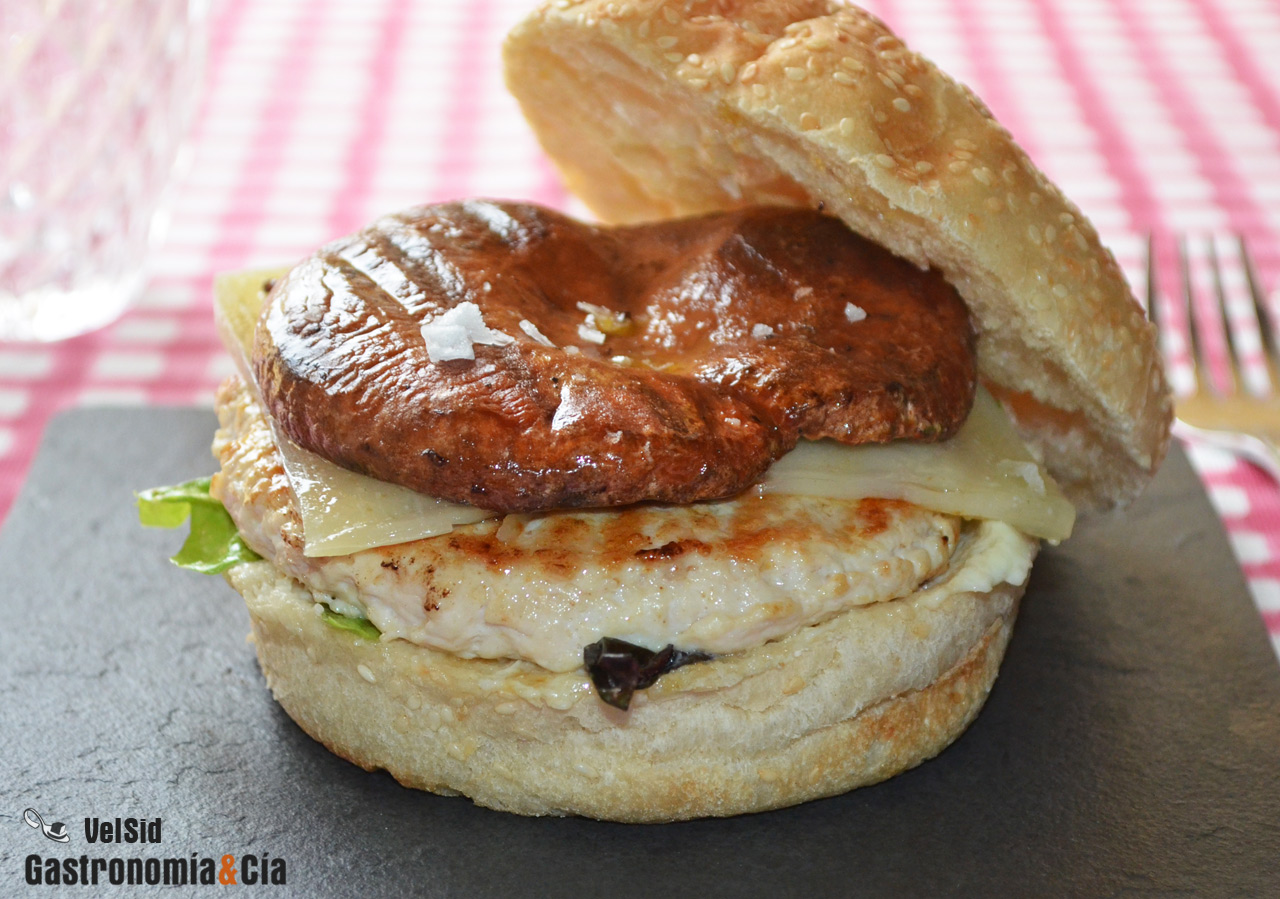 Hamburguesa de pollo con níscalos y salsa toum