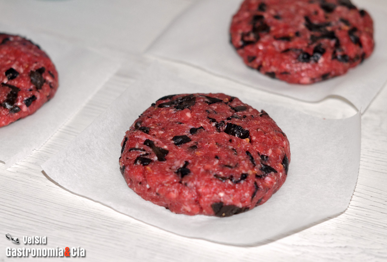 Hamburguesa de vacuno con trompetas de la muerte