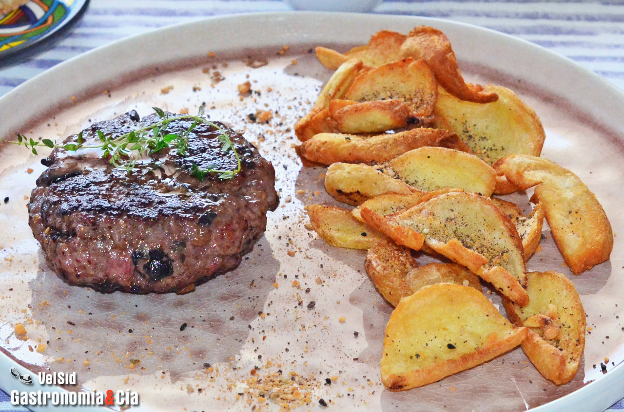 Hamburguesa de vacuno con trompetas de la muerte