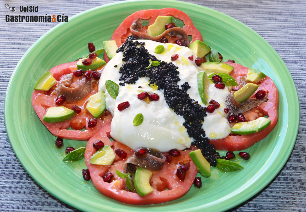 Burrata con aguacate, anchoas y huevas de arenque ahuma