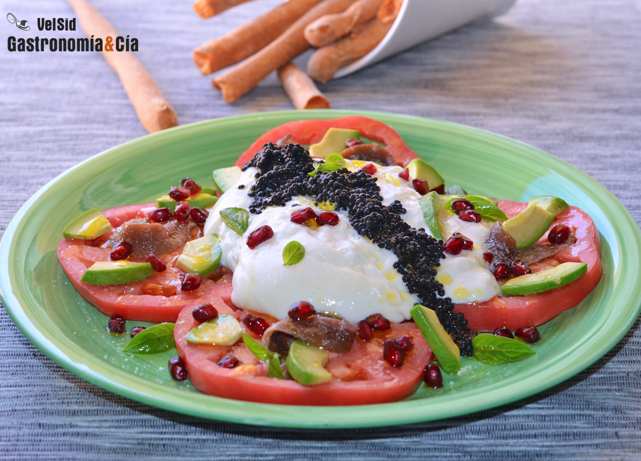 Burrata con aguacate, anchoas y huevas de arenque ahuma