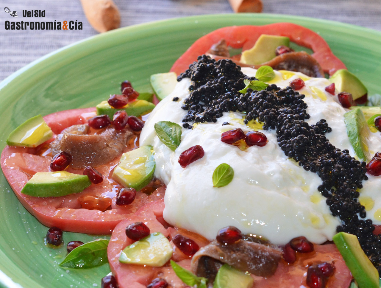 Burrata con aguacate, anchoas y huevas de arenque ahuma