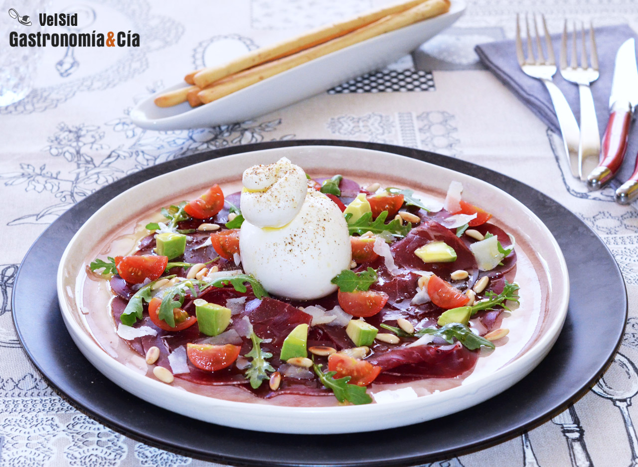Burrata con cecina ahumada, piñones y aceite de aguacat