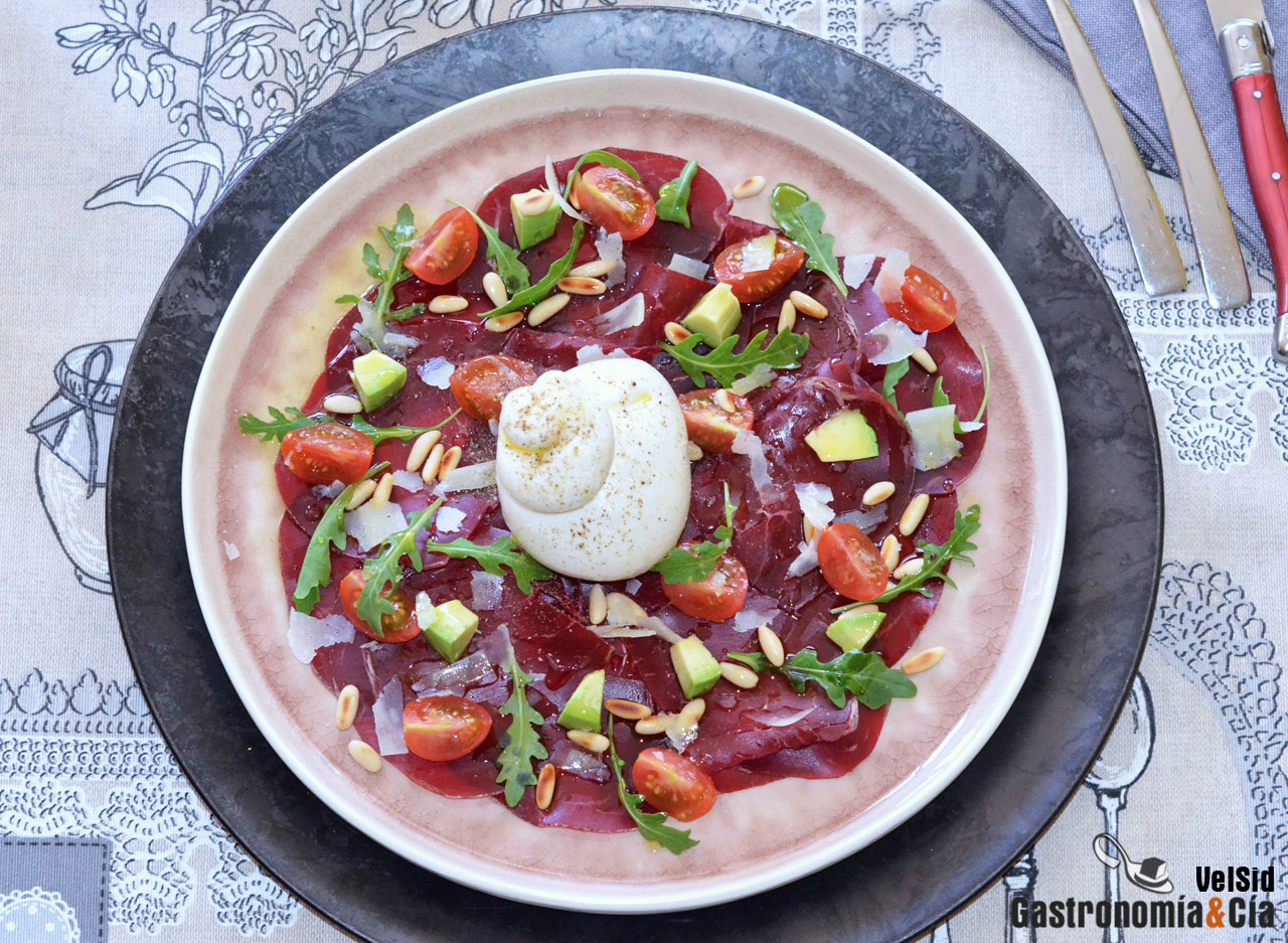 Burrata con cecina ahumada, piñones y aceite de aguacat