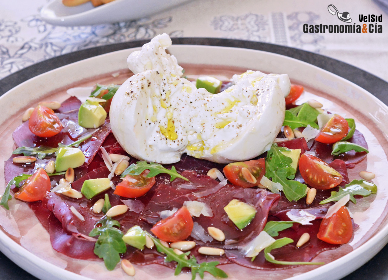 Burrata con cecina ahumada, piñones y aceite de aguacat