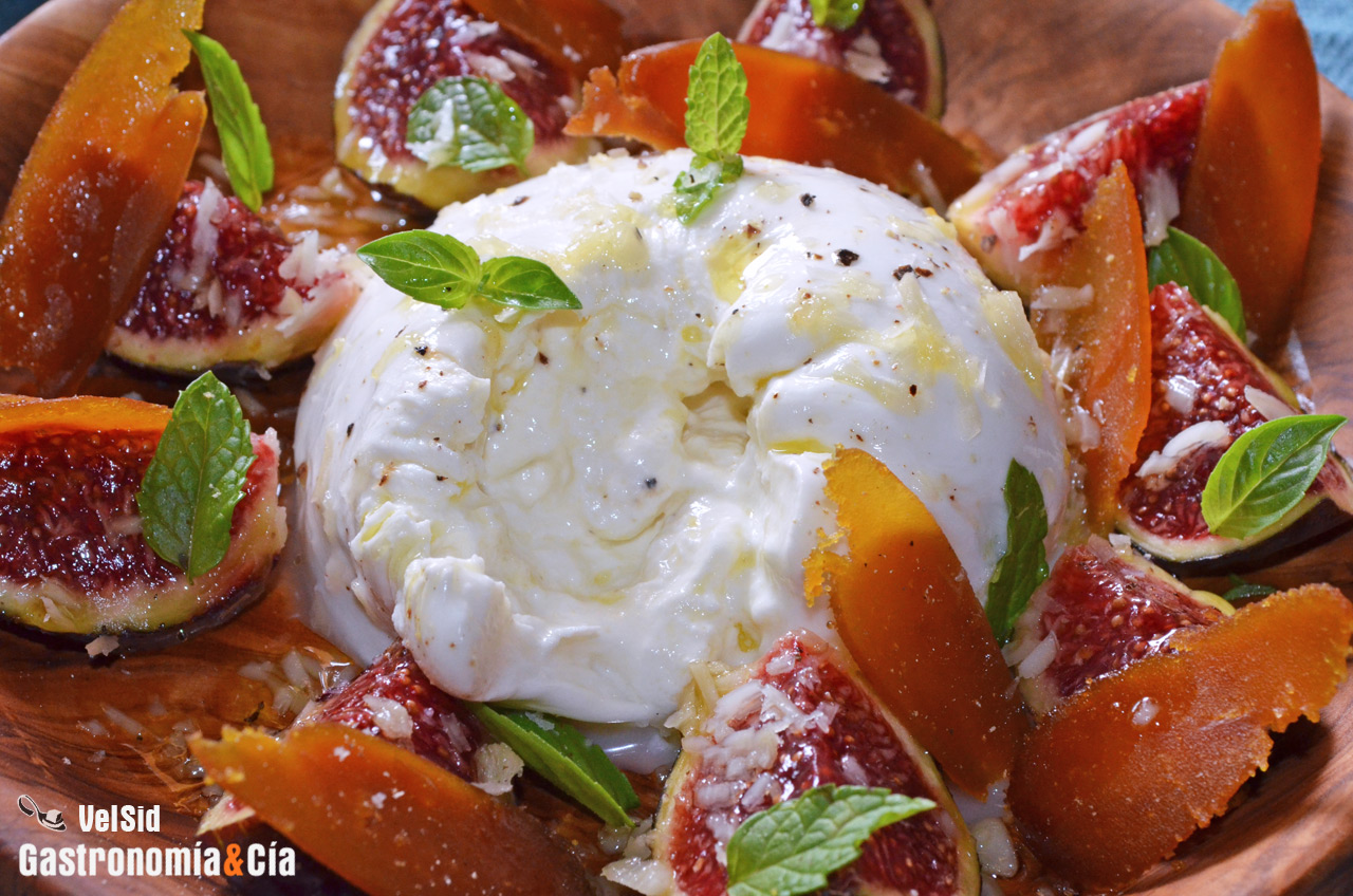 Burrata con higos y botarga ahumada