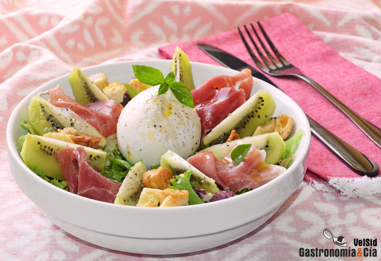 Burrata con kiwi y jamón