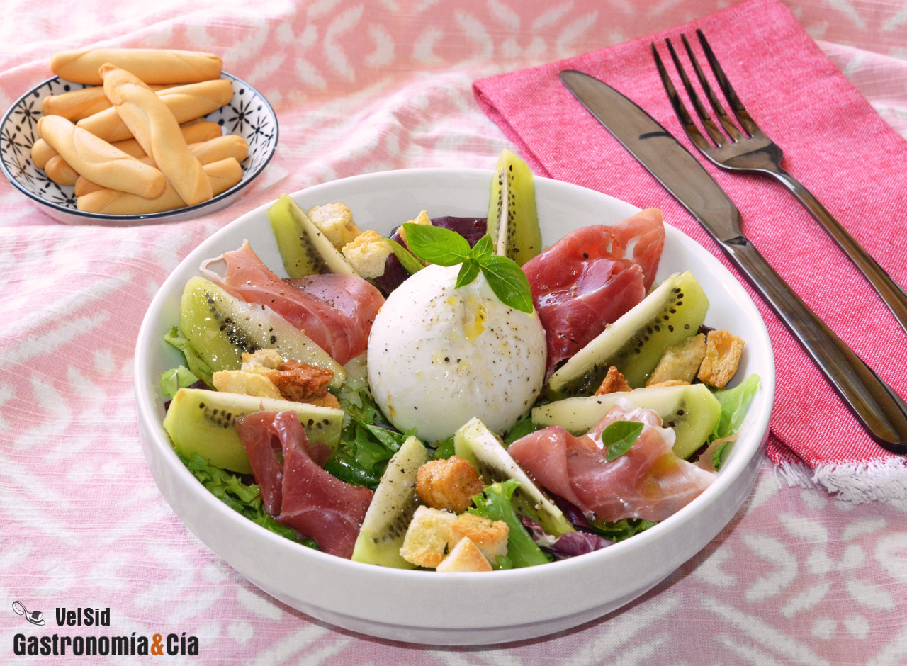 Burrata con kiwi y jamón