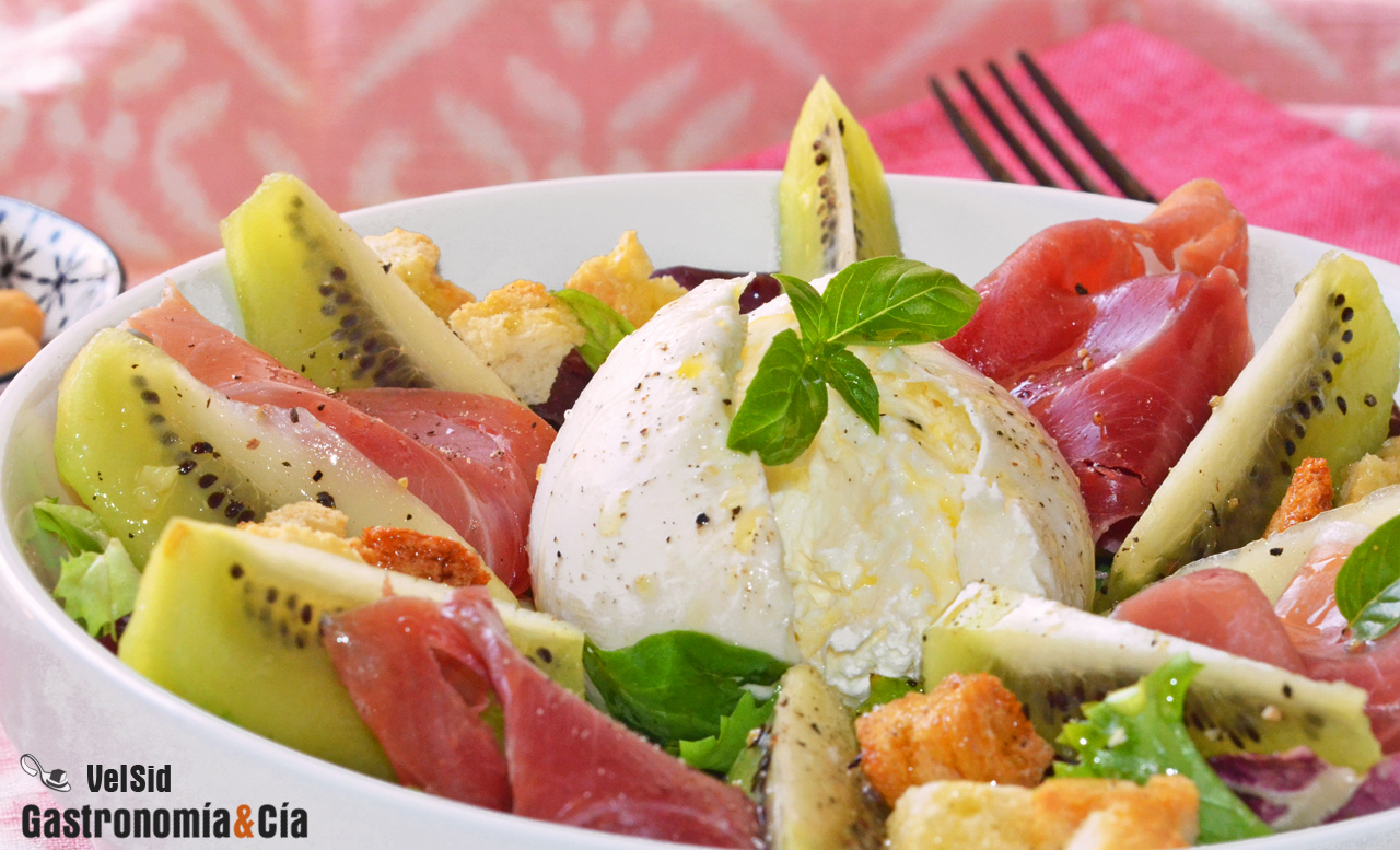 Burrata con kiwi y jamón