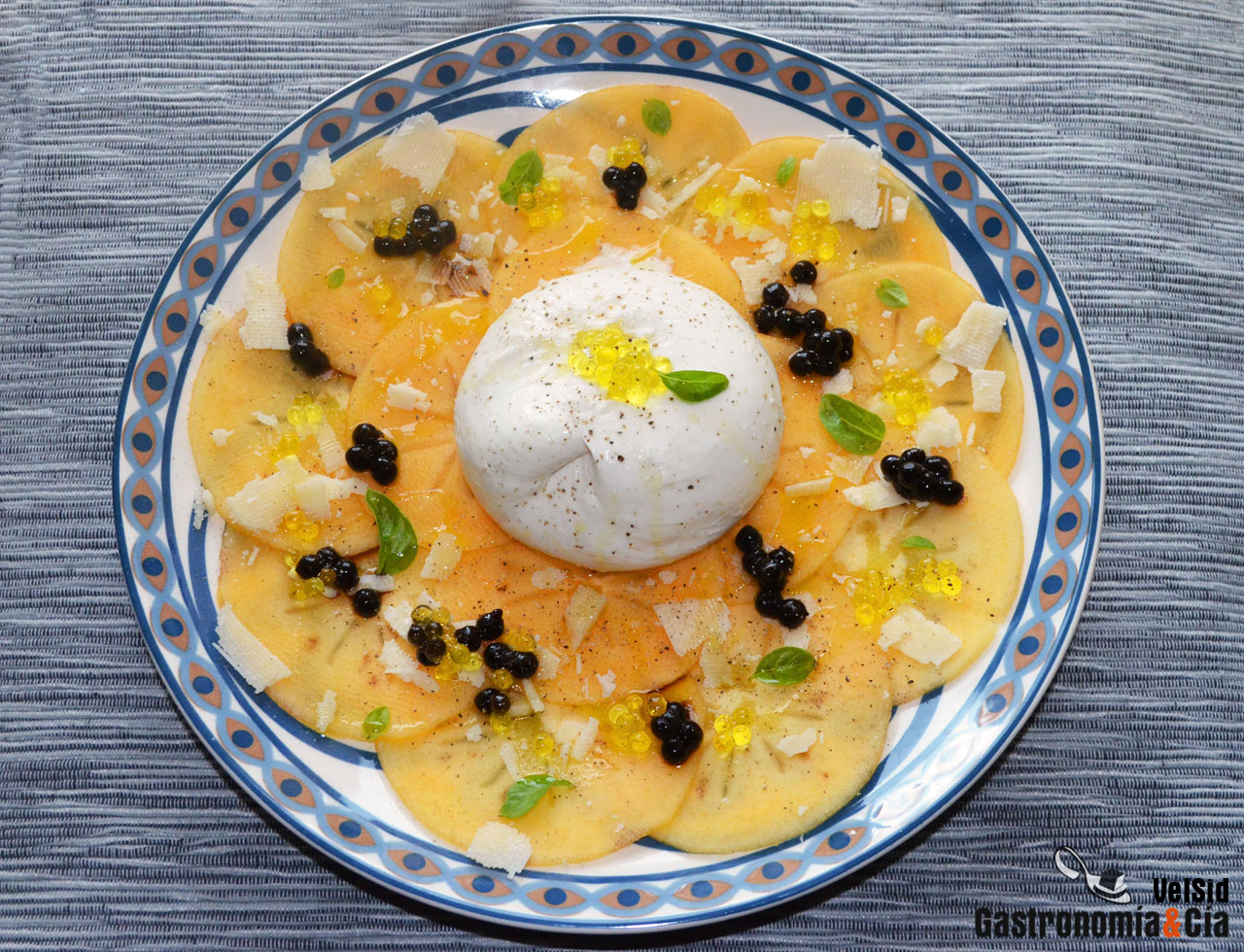 Burrata con persimon y esferas de aove y vinagre balsám
