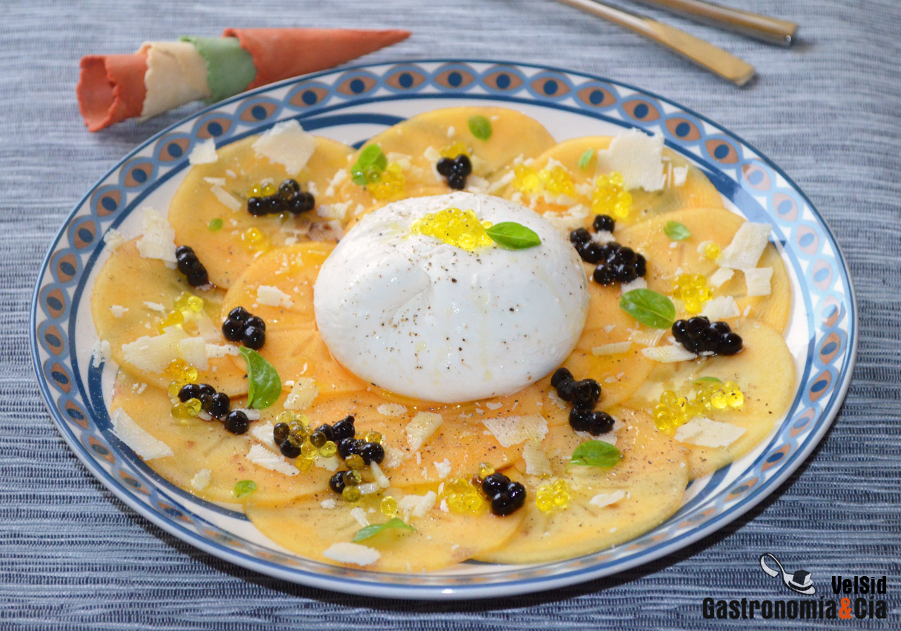 Burrata con persimon y esferas de aove y vinagre balsám