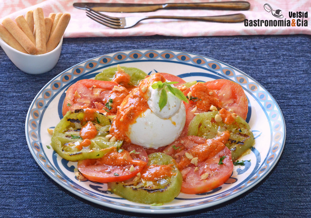 Burrata con tomate verde a la parrilla y salsa romesco