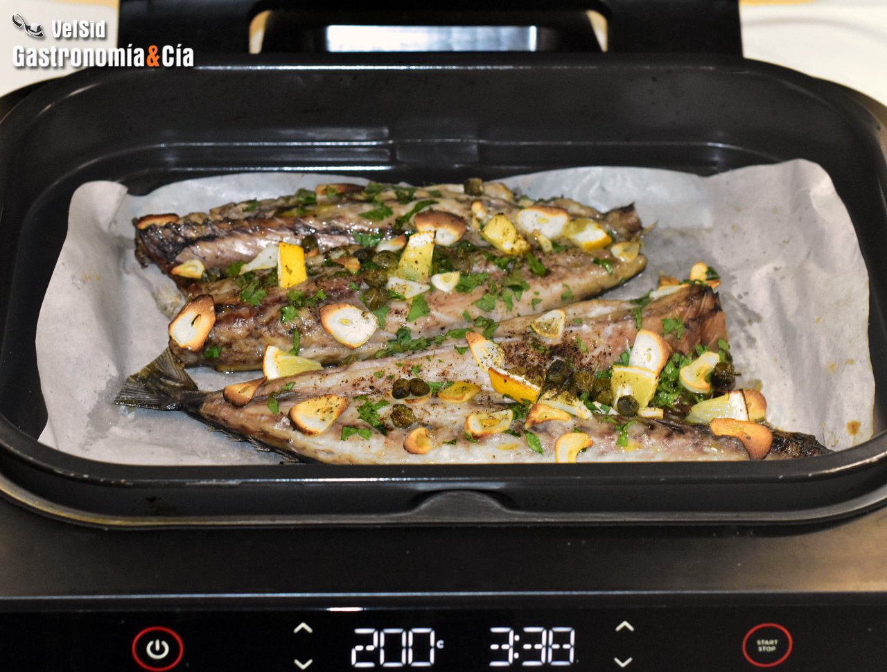 Caballa con ajo, alcaparras y limón