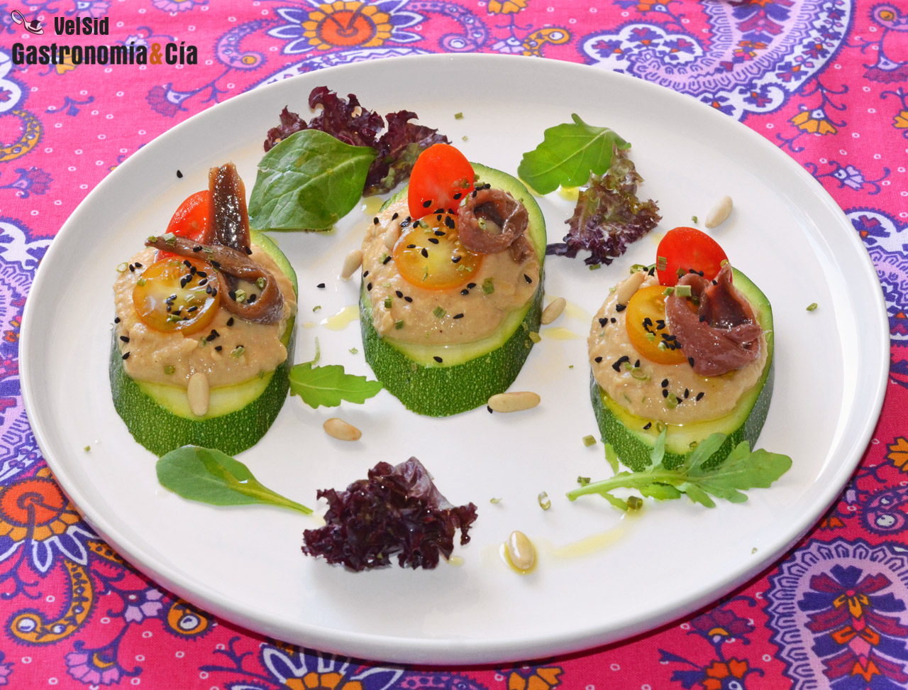 Montadito de calabacín, hummus y anchoas