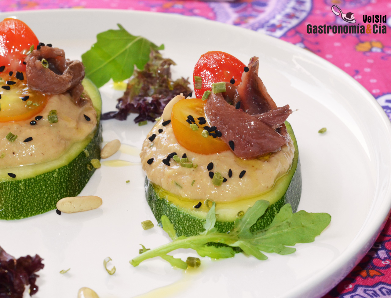 Montadito de calabacín, hummus y anchoas