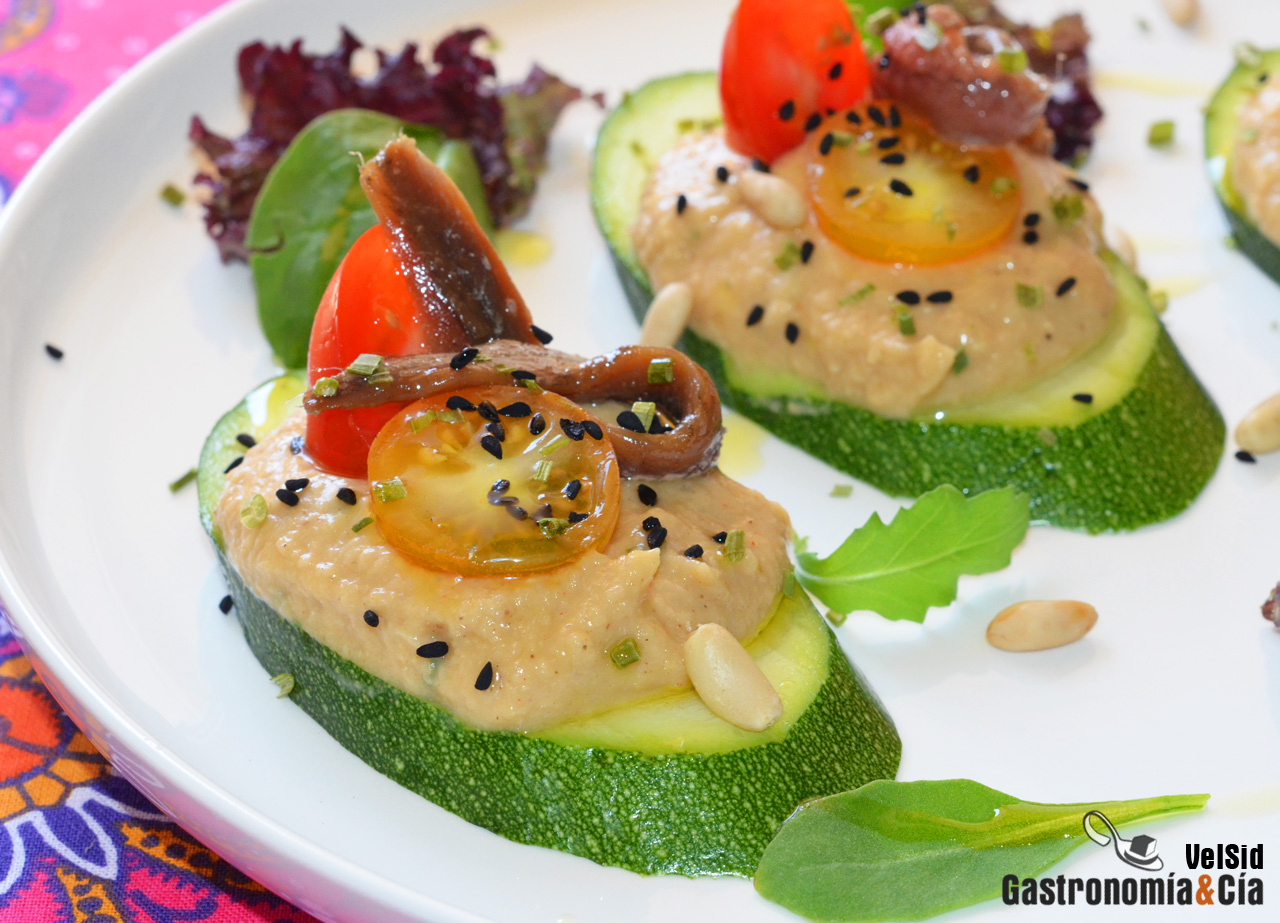 Montadito de calabacín, hummus y anchoas