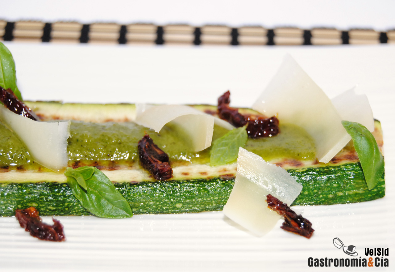 Calabacín a la parrilla con pesto y tomate seco