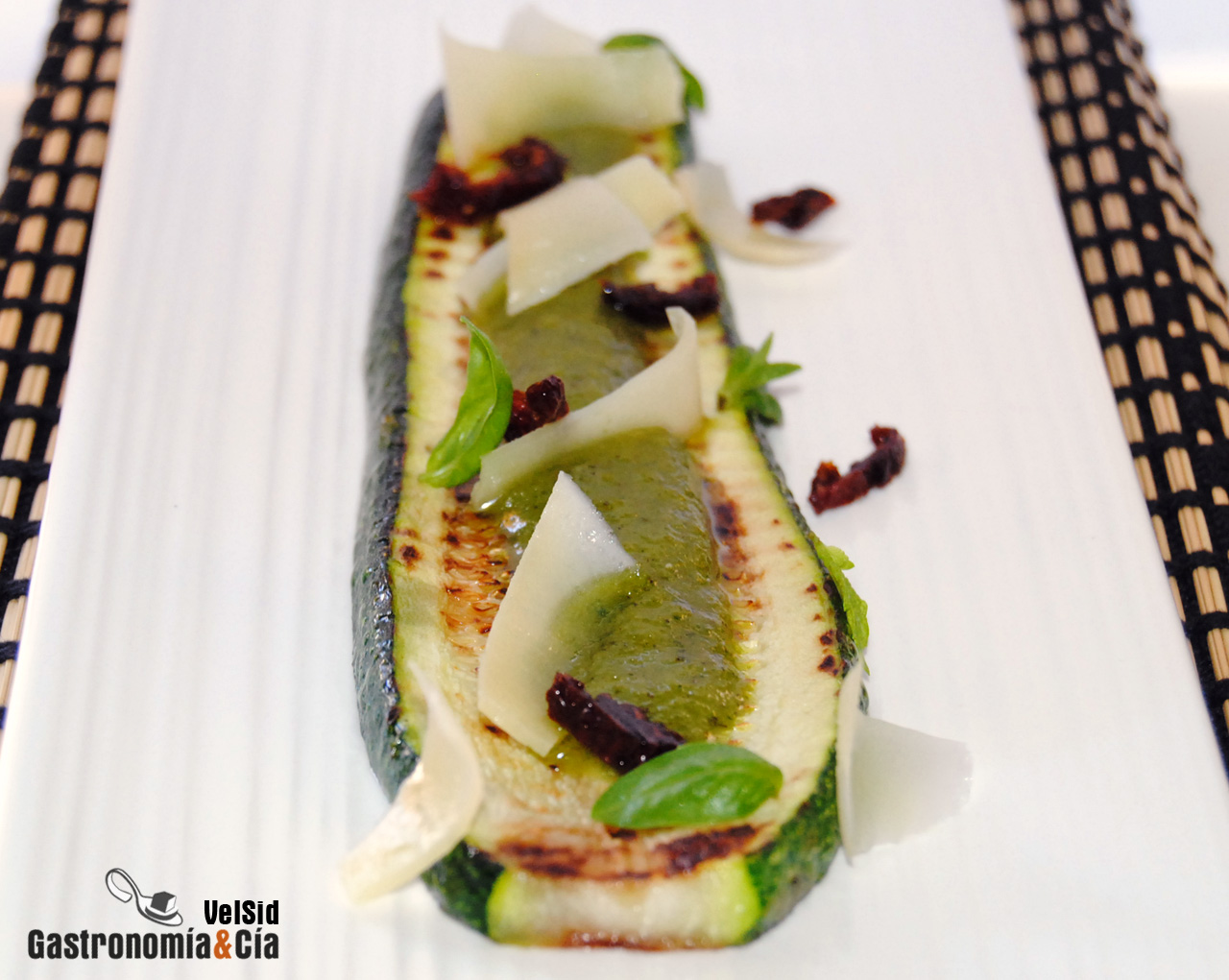 Calabacín a la parrilla con pesto y tomate seco