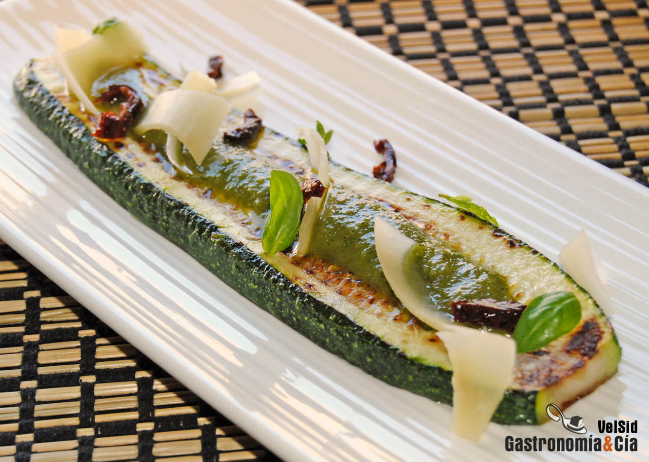 Calabacín a la parrilla con pesto y tomate seco