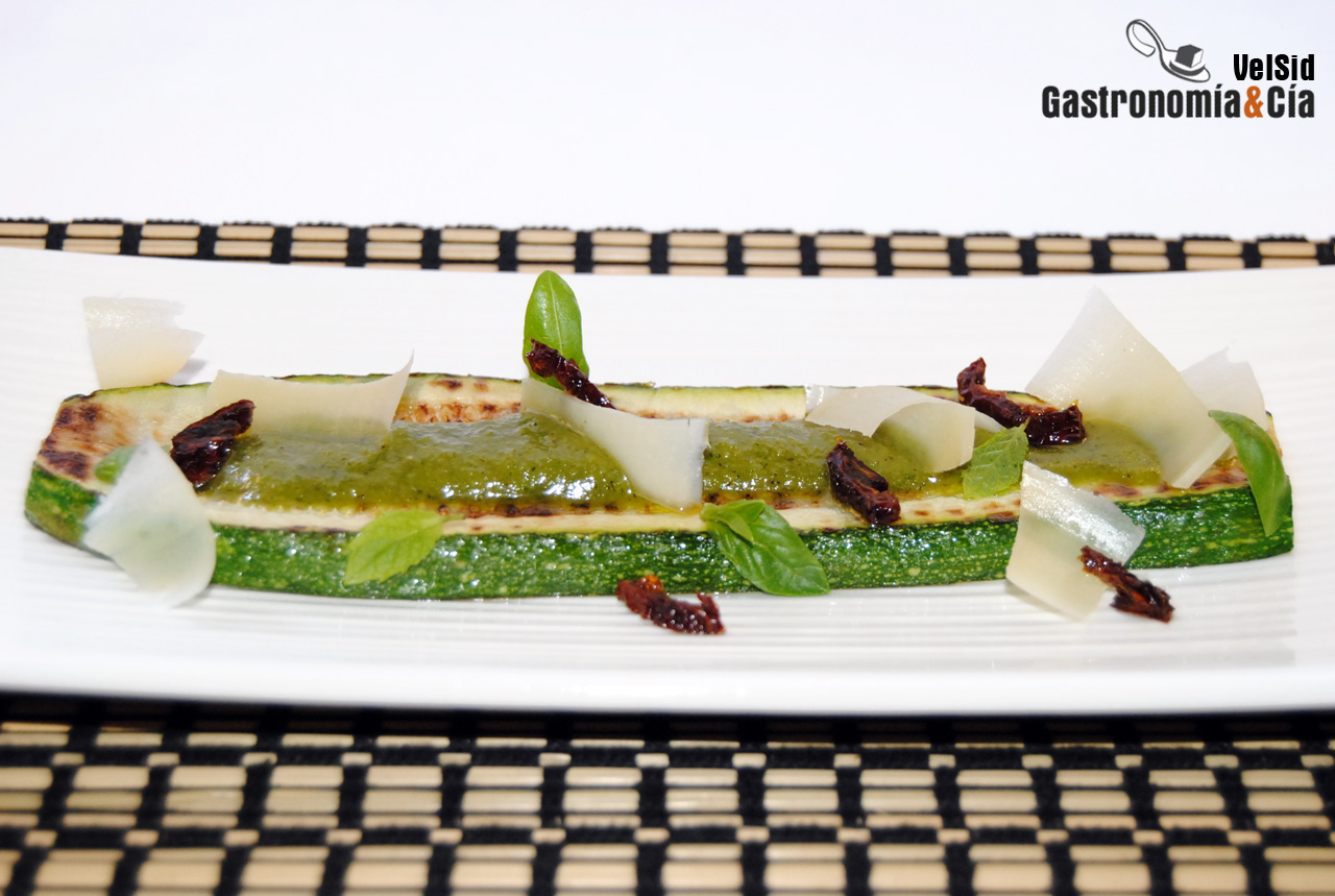 Calabacín a la parrilla con pesto y tomate seco