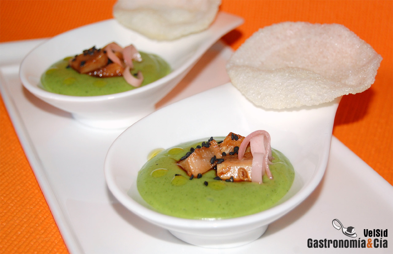 Crema de calabacín y wasabi con atún y gari