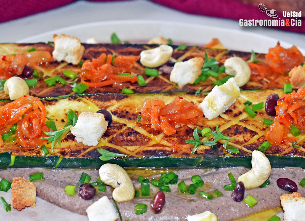Calabacín al grill con hummus de alubias negras