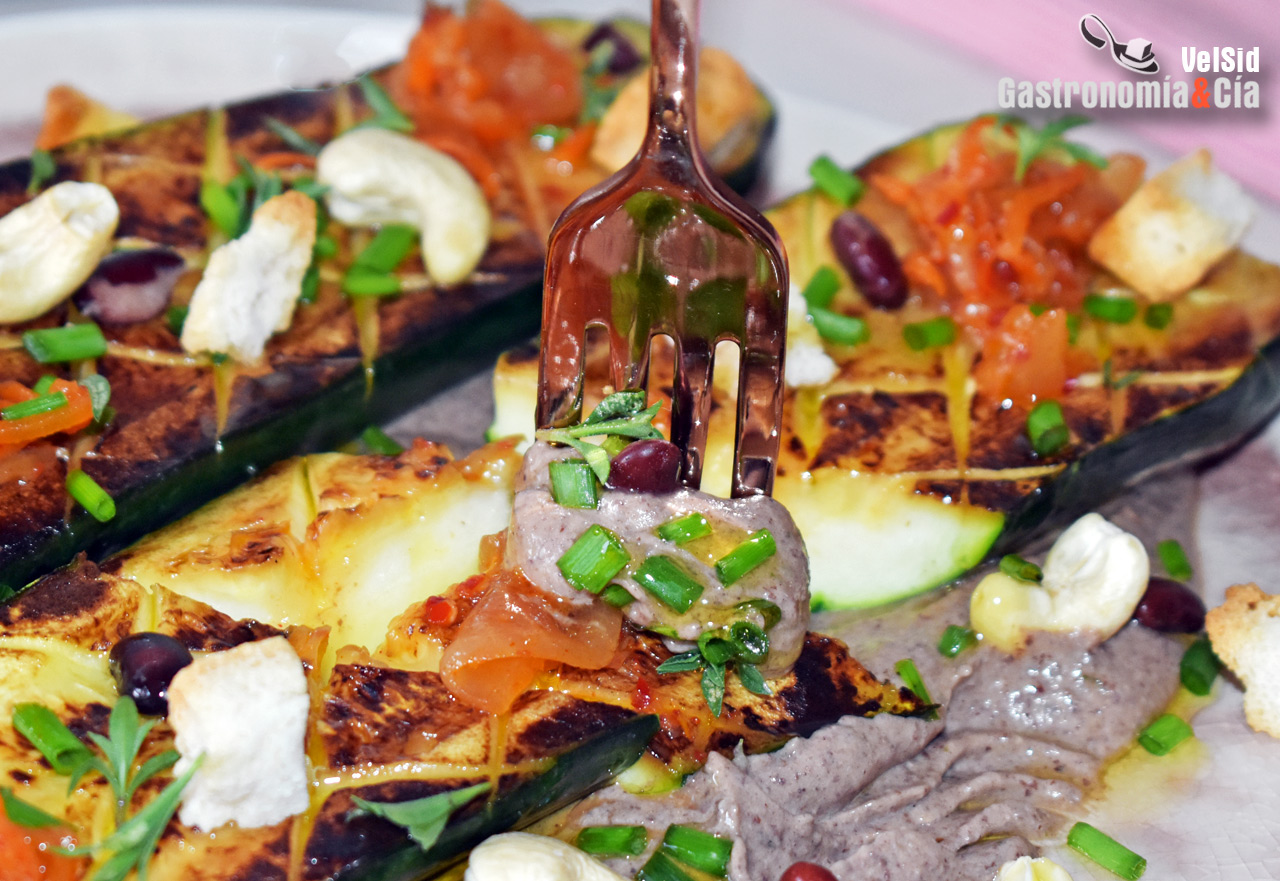 Calabacín al grill con hummus de alubias negras