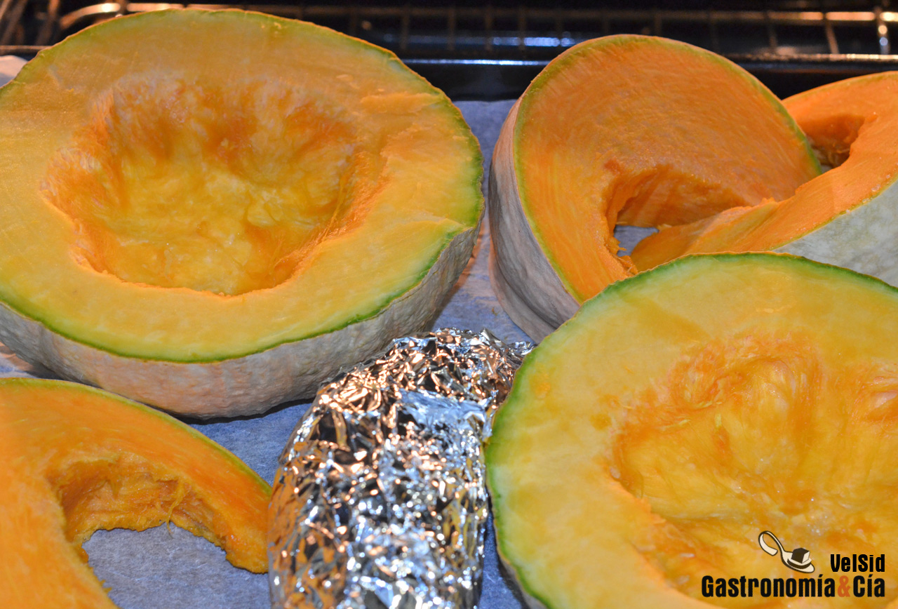 Calabaza asada con salsa cremosa de yogur, queso, pista