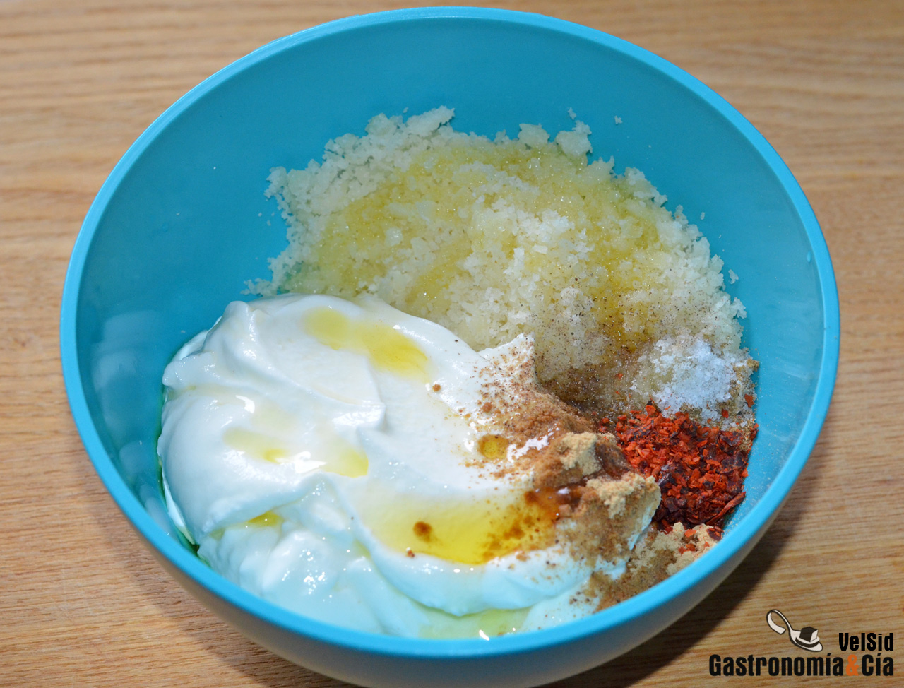 Calabaza asada con salsa cremosa de yogur, queso, pista