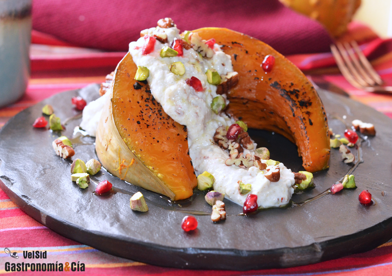 Calabaza asada con salsa cremosa de yogur, queso, pista
