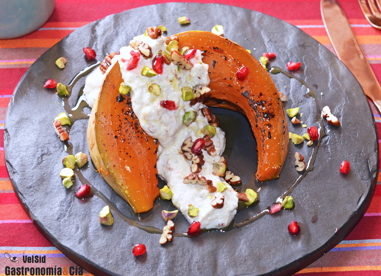 Calabaza asada con salsa cremosa de yogur, queso, pista