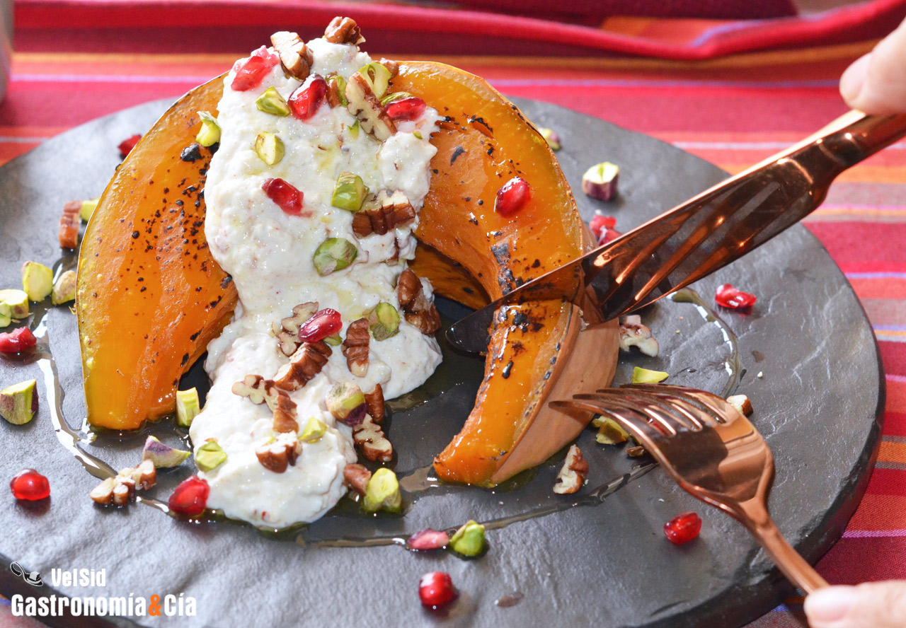 Calabaza asada con salsa cremosa de yogur, queso, pista