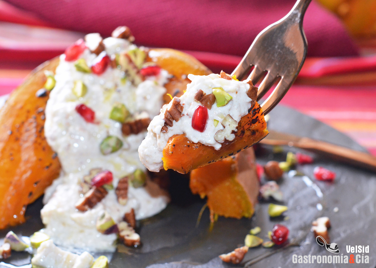 Calabaza asada con salsa cremosa de yogur, queso, pista