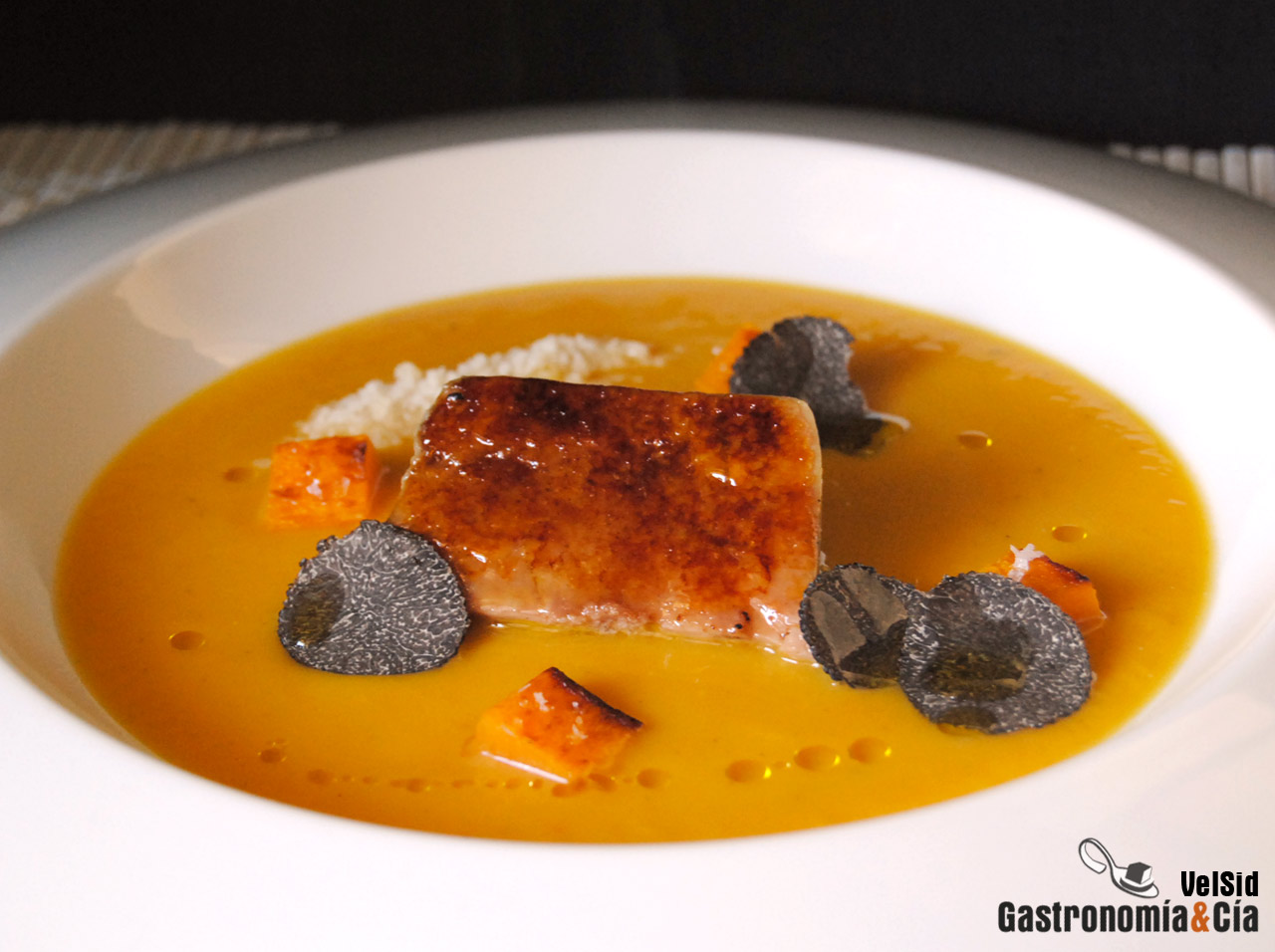 Crema de calabaza con foie mi cuit y trufa negra