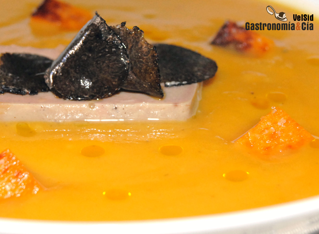Crema de calabaza con foie mi cuit y trufa negra