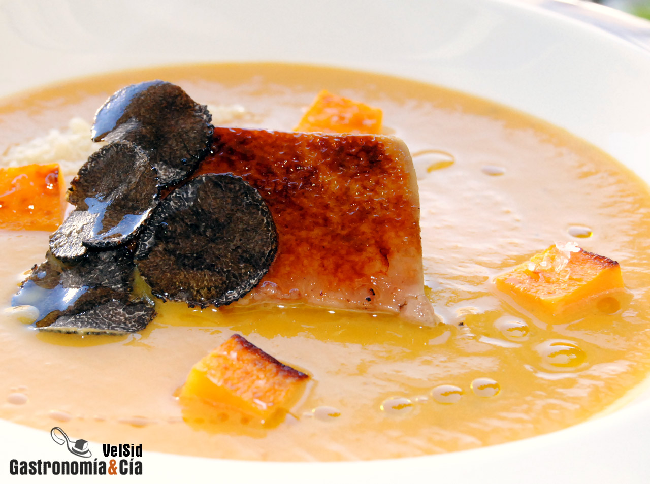 Crema de calabaza con foie mi cuit y trufa negra