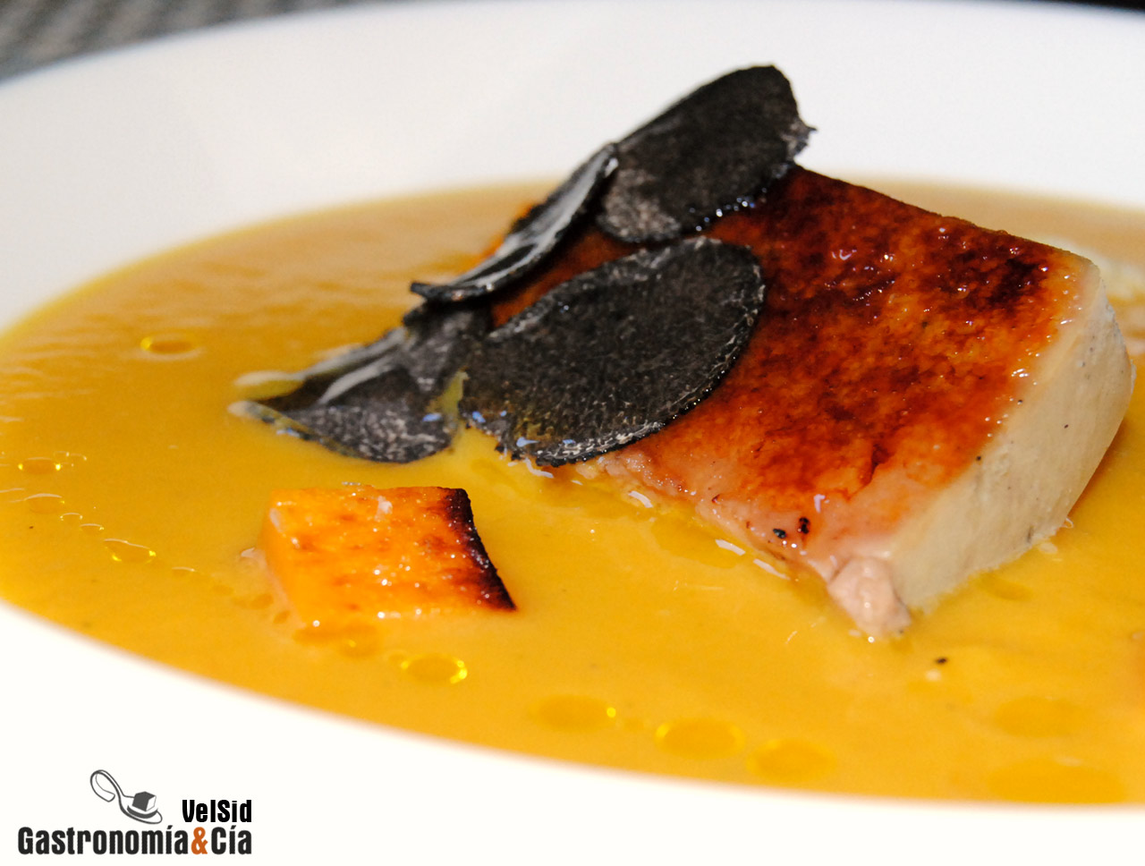 Crema de calabaza con foie mi cuit y trufa negra