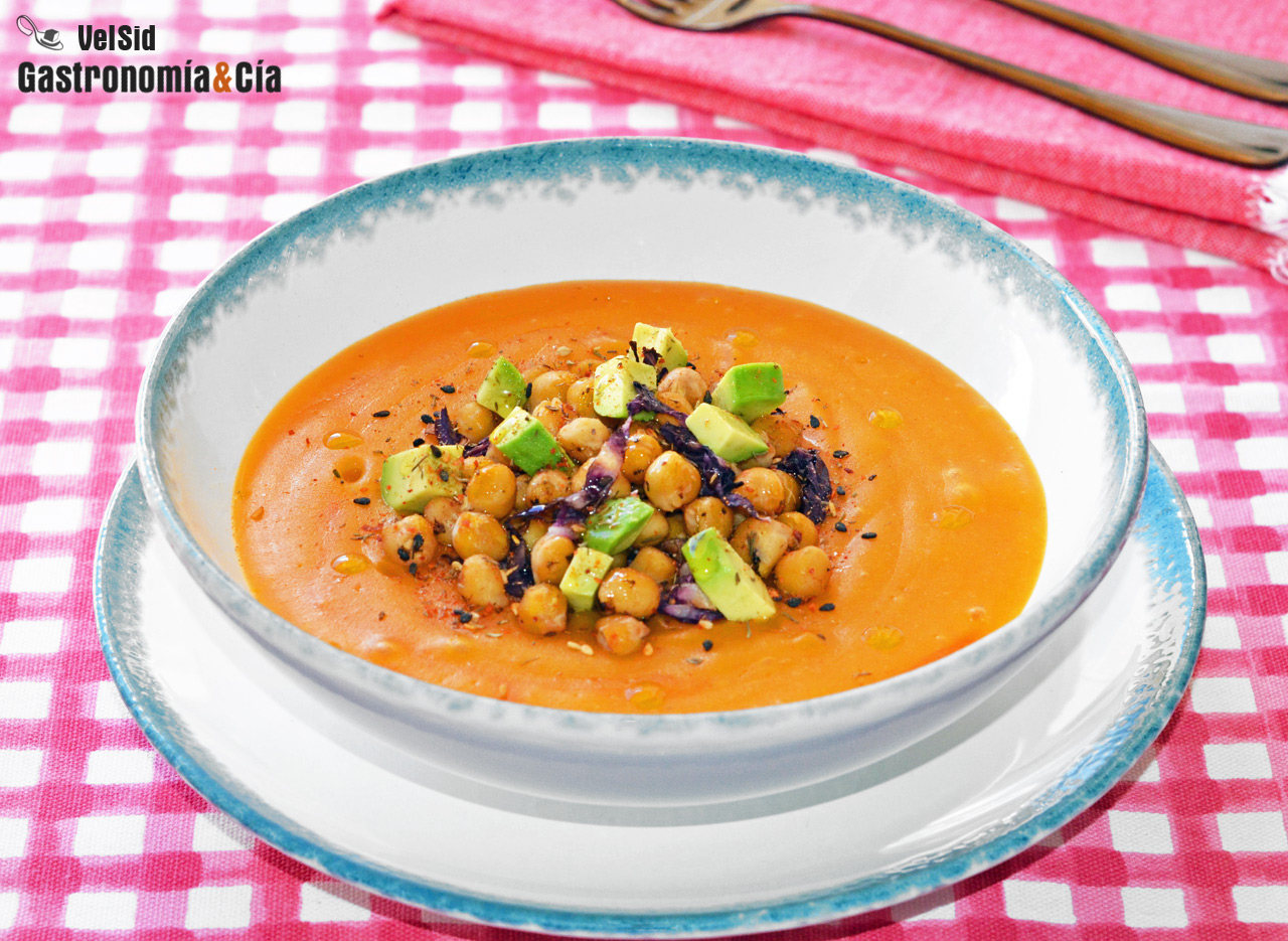 Crema de calabaza con garbanzos tostados y aguacate
