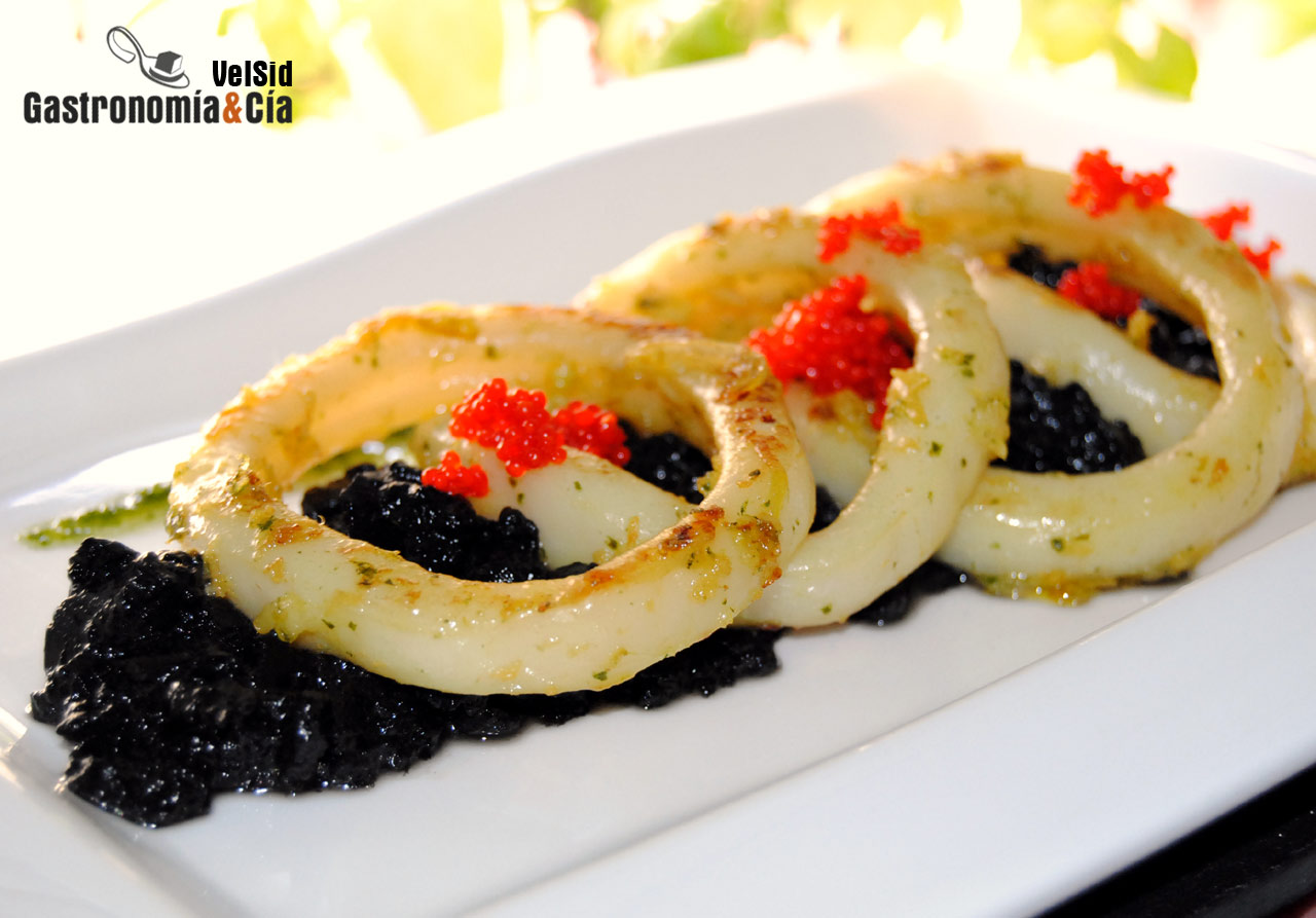 Calamares con cebolla, jengibre y mermelada de tinta de