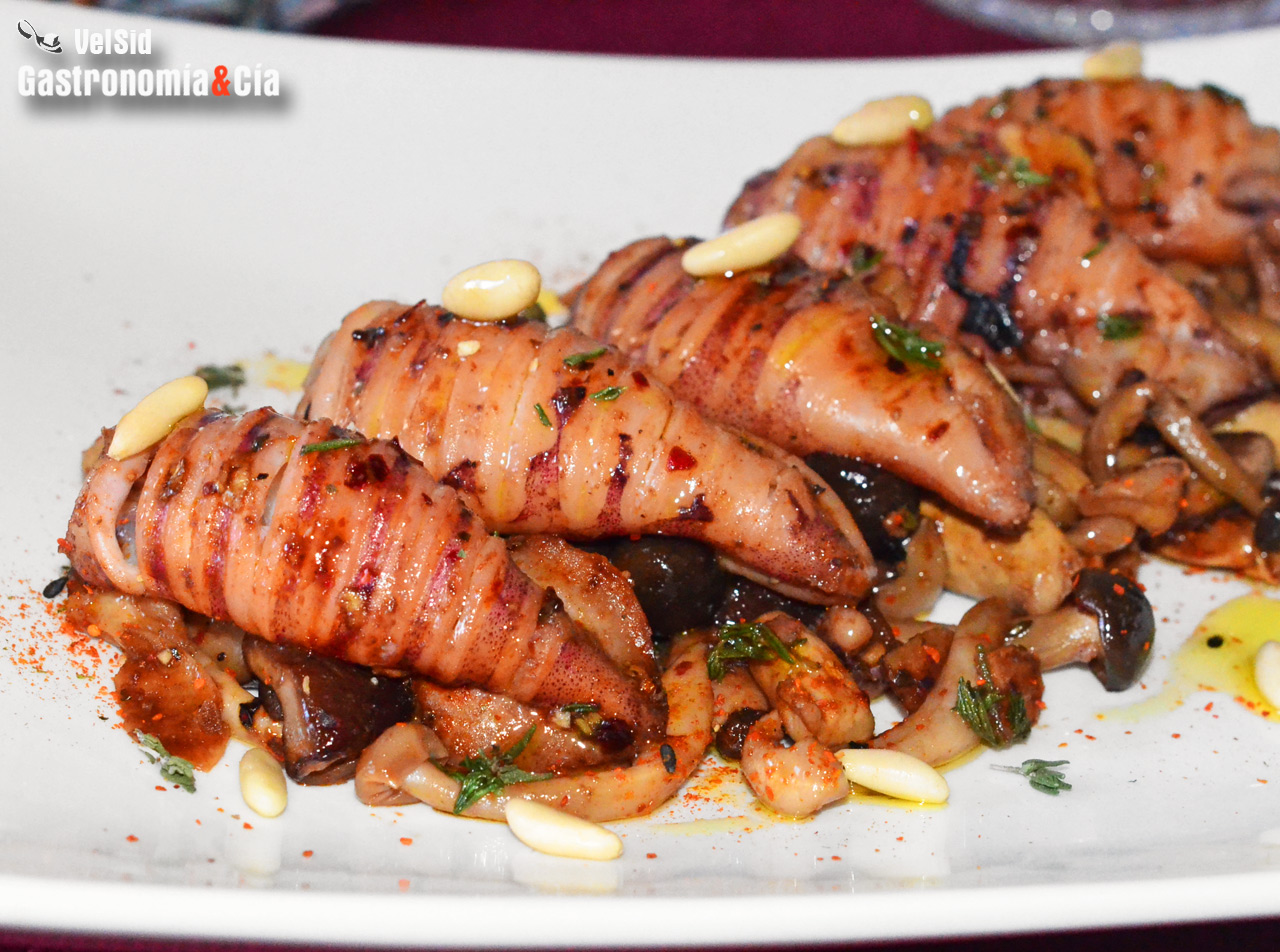 Calamares y setas frescas con piñones y tomillo