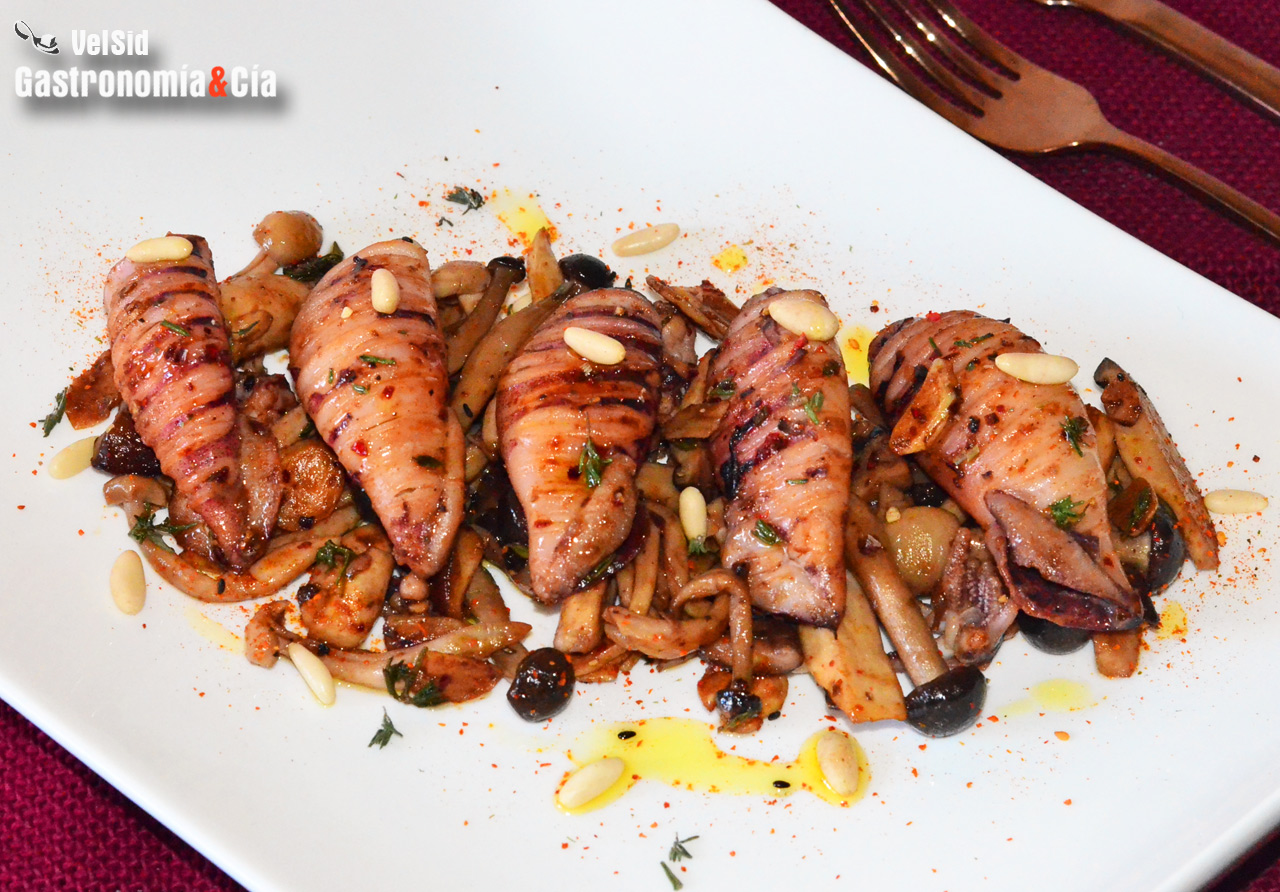 Calamares y setas frescas con piñones y tomillo