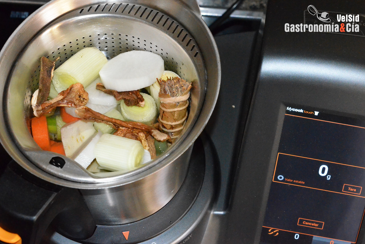 Caldo de verduras y boletus